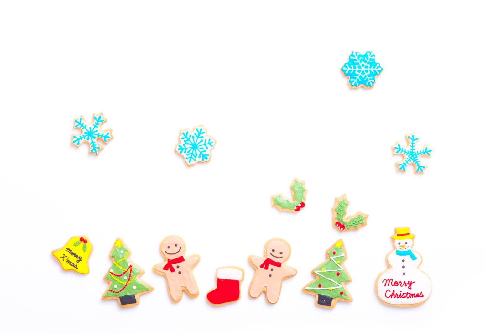 白い背景にクリスマスモチーフのアイシングクッキーが並ぶ