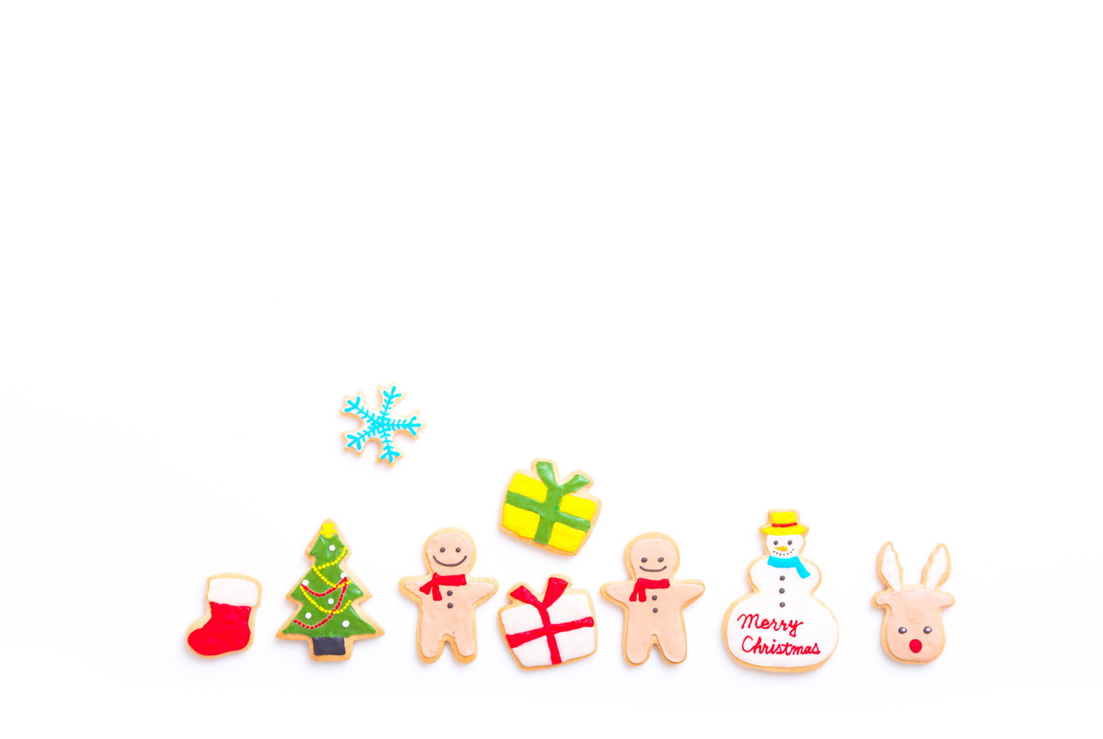 白い背景に並んだクリスマス模様のアイシングクッキー