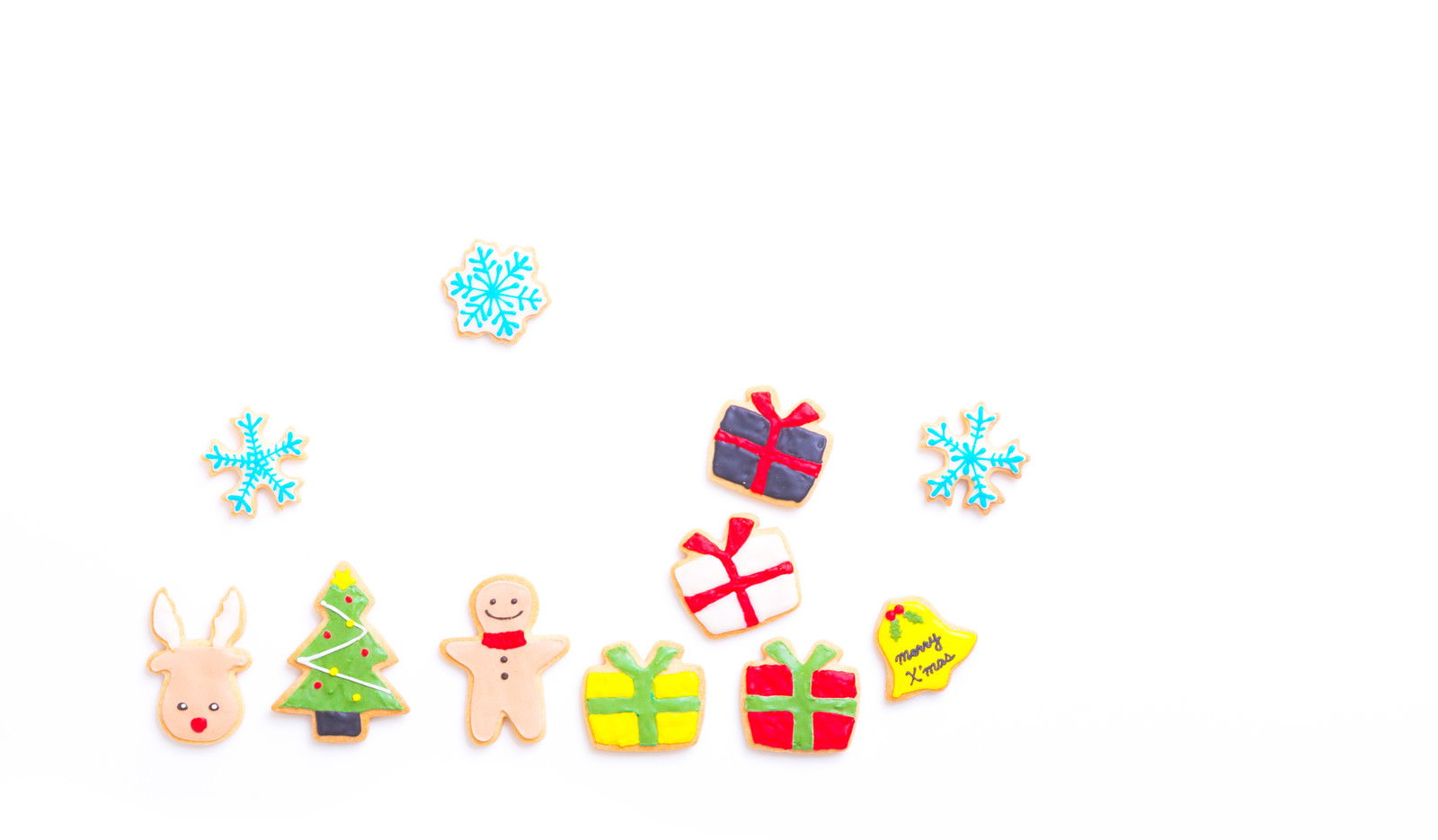 クリスマスモチーフのアイシングクッキーが白い背景に並んだ様子
