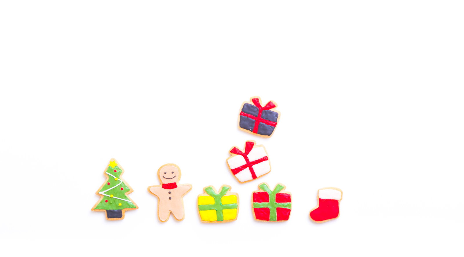 クリスマスモチーフのアイシングクッキーが並んだ様子