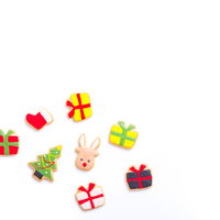 クリスマスツリーやプレゼントボックス型のアイシングクッキーの写真