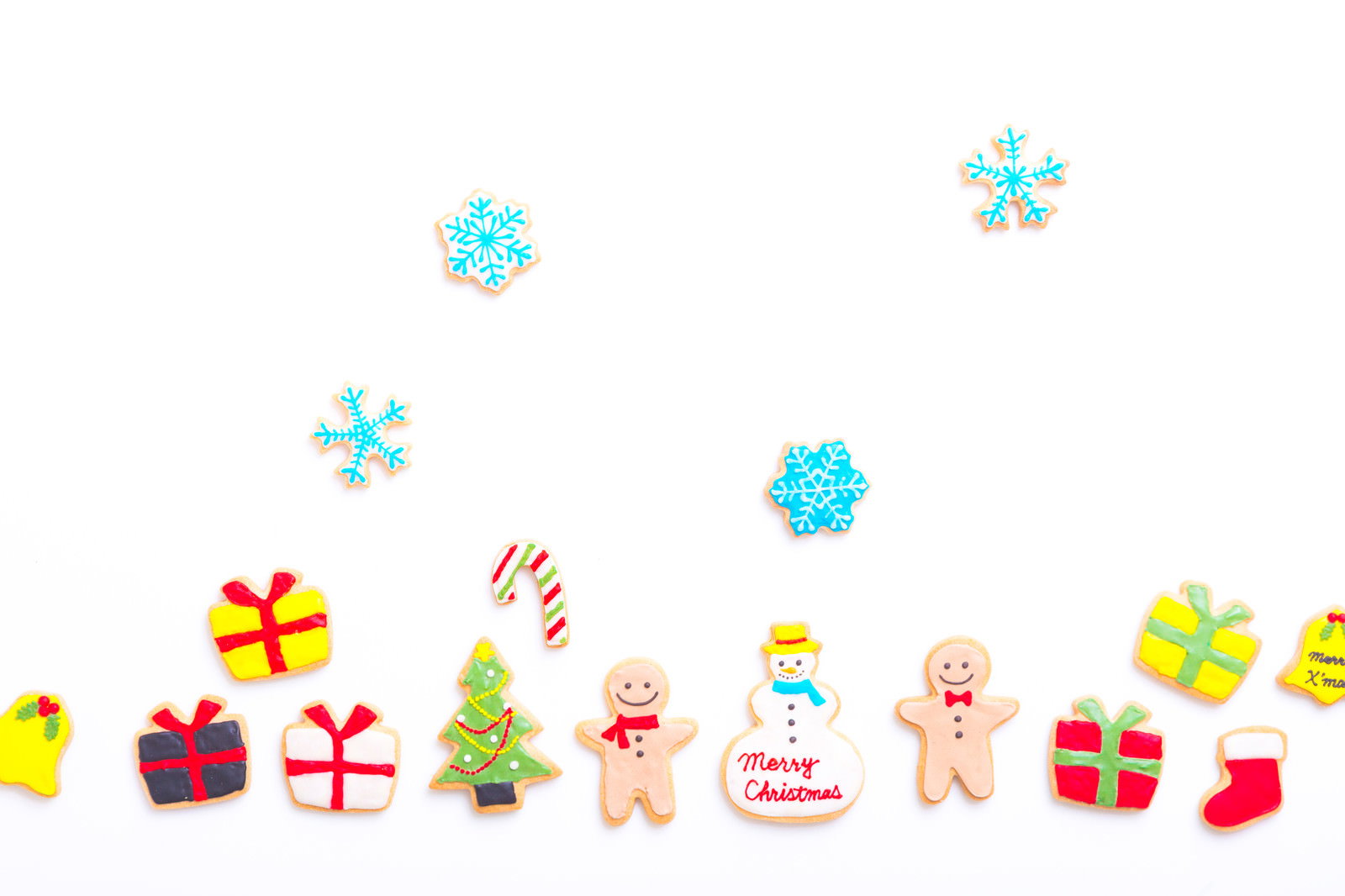白背景に青い雪の結晶とクリスマスモチーフのアイシングクッキー