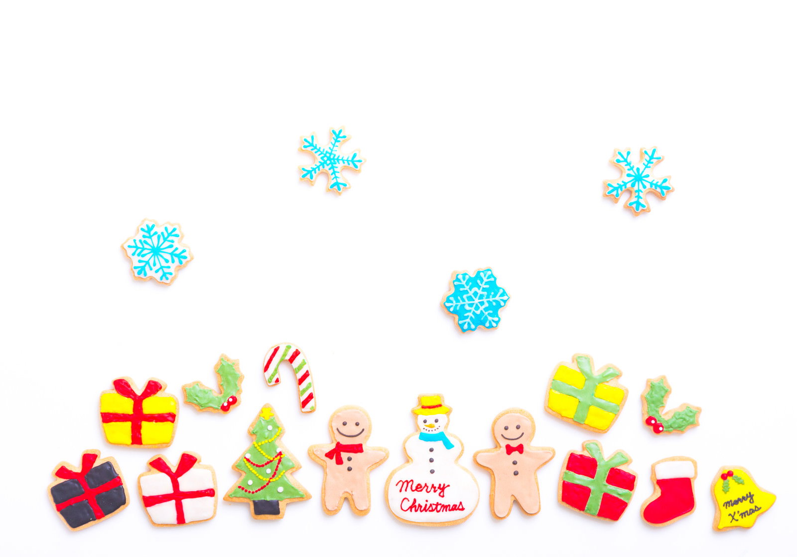 白い背景に並べられたクリスマス模様のアイシングクッキー