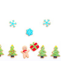 プレゼントもらってハッピー、クリスマスツリー型アイシングクッキーの写真