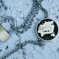 DASHコインの匿名性と南京錠とチェーンの写真