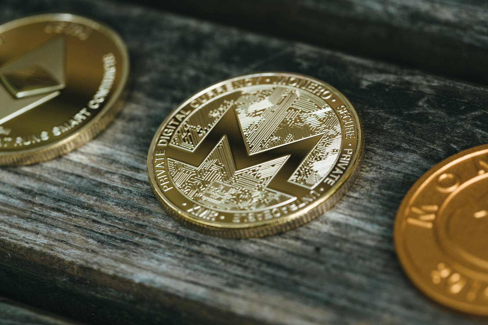木の板の上に並ぶ仮想通貨コイン
