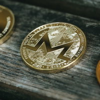 他の仮想通貨に挟まれるモネロの写真