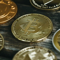 中央に置かれたビットコインと複数の暗号通貨コインの写真