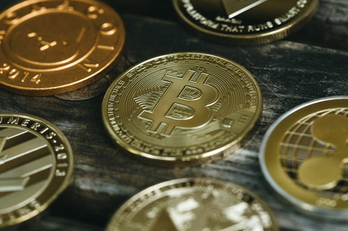 中央に置かれたビットコインと複数の暗号通貨コイン