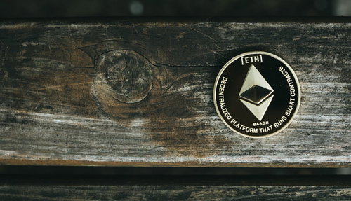 木目の節に置かれたイーサリアムの金色コイン