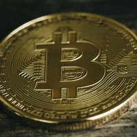 THEビットコイン、金色に輝く仮想通貨コインの写真