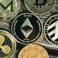 テーブルに中心に置かれたイーサリアムと複数の仮想通貨コインの写真