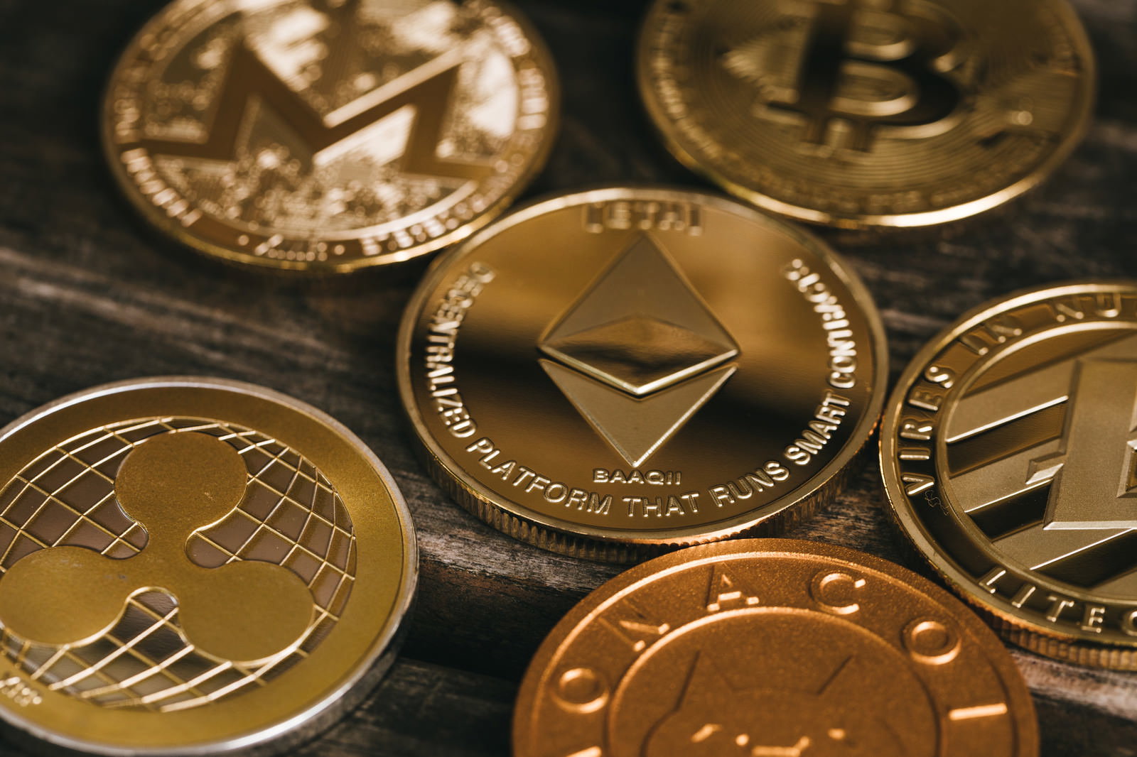 黄金色に輝く仮想通貨のコインが重なり合って配置された写真