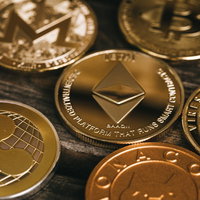 黄金色に輝く仮想通貨コインと暗号資産の投資の写真