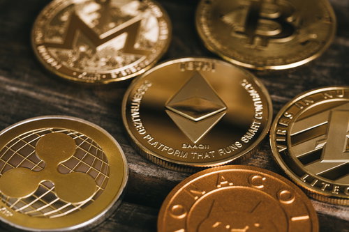 黄金色に輝く仮想通貨コインと暗号資産の投資