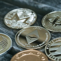 ビットコインとイーサリアムなど複数の仮想通貨コインの写真