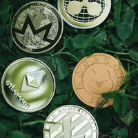 草むらに身を潜める複数のアルトコイン投資の写真