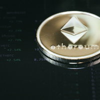 レート一覧と金色のアルトコイン（イーサリアムETH）の写真