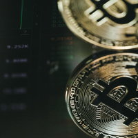 レート一覧とビットコイン、暗号資産の金貨の写真