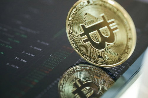 取引画面に映りこむ金色のビットコイン（仮想通貨）
