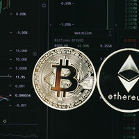 取引画面に並べたビットコインとイーサリアムの暗号資産コインの写真