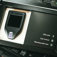 新品のTREZORハードウェアウォレットの写真