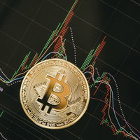 チャート画面とビットコイン（仮想通貨）の取引の写真