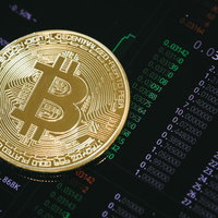 ビットコインのチャート画面で売買を行う暗号資産取引の写真