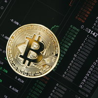 仮想通貨の板取引とビットコインチャート分析の写真