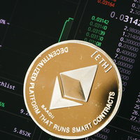 イーサリアムコインと緑色の価格チャートが映る取引画面の写真