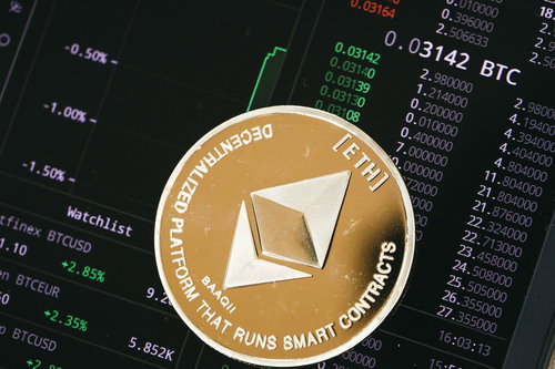 イーサリアムコインと緑色の価格チャートが映る取引画面