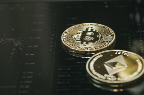 取引画面上に置かれたビットコインとイーサリアムの仮想通貨コイン