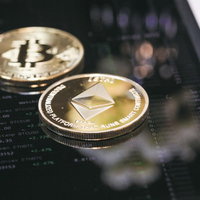 スマートフォンで仮想通貨のトレード（ETH/BTC）の写真