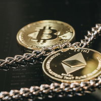 取引画面上に置かれた仮想通貨とチェーンの写真