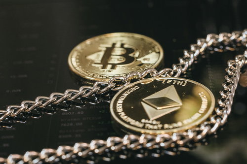 取引画面上に置かれたビットコインとイーサリアムのコイン、チェーン