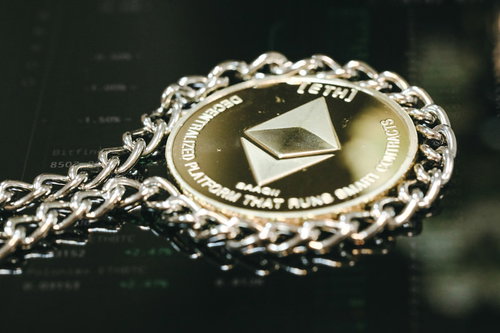 銀色のチェーンで囲ったイーサリアム（仮想通貨）