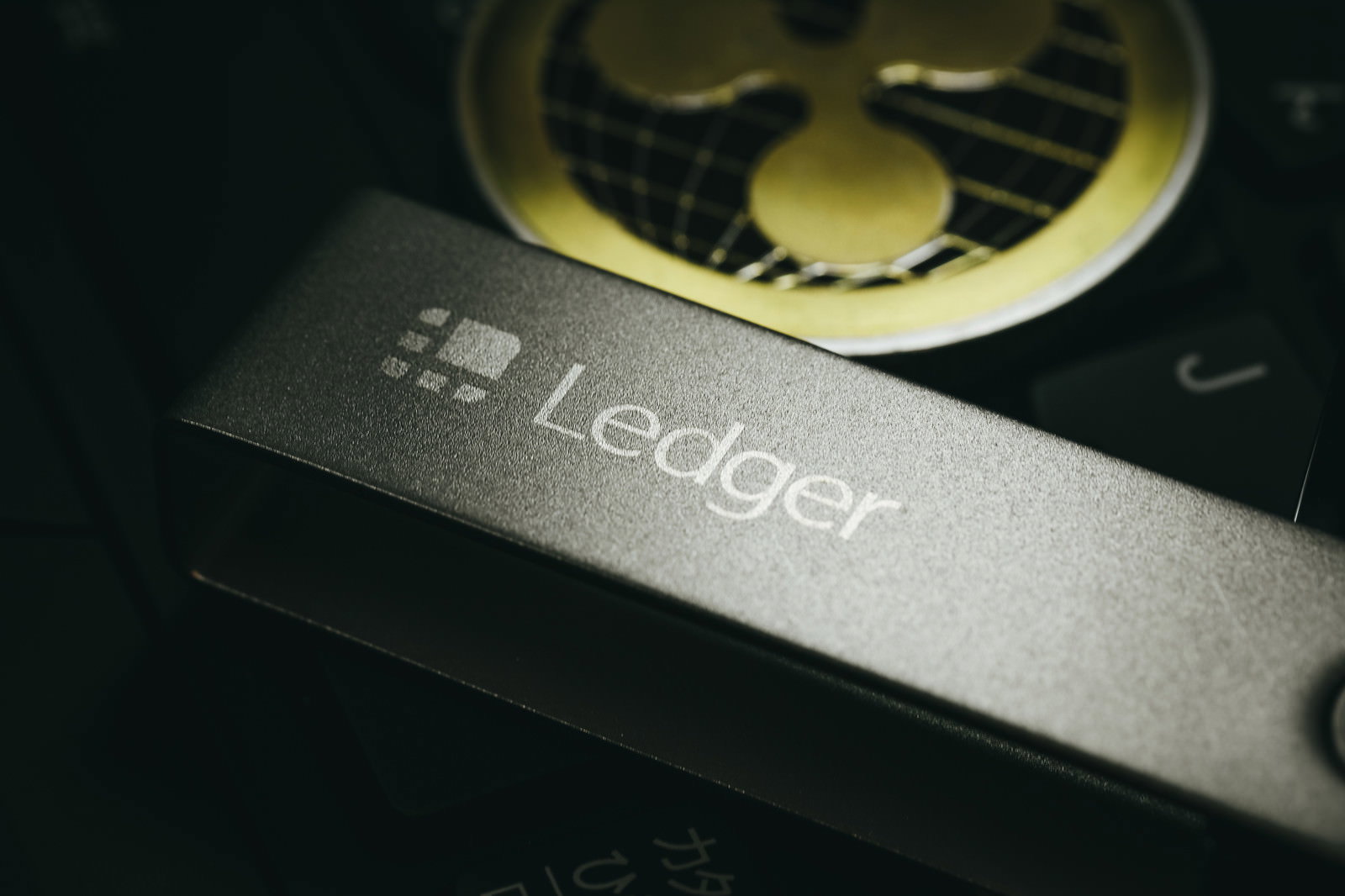 黒いボディにLedgerロゴが刻印されたハードウォレット