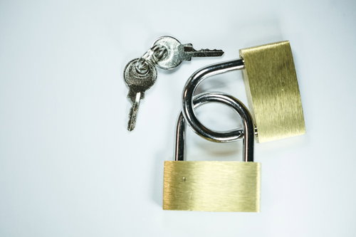 金色の南京錠のペア、ダブルロック、セキュリティ対策