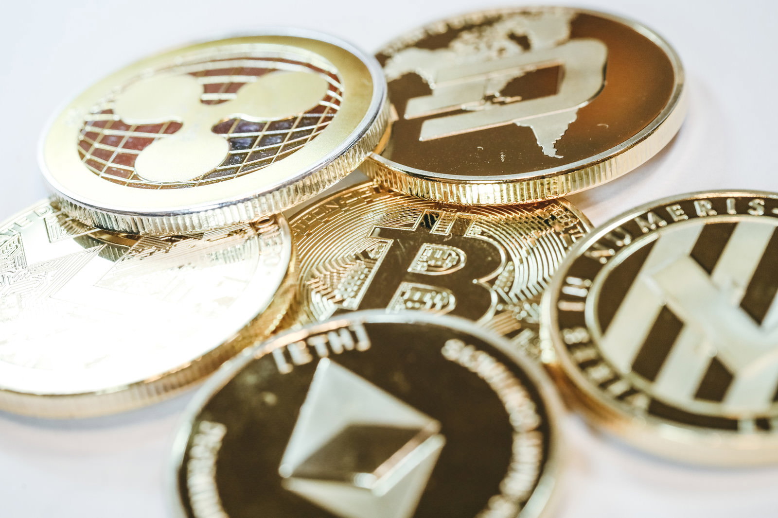 金色のビットコインを中心に複数のアルトコインが配置された仮想通貨のコイン