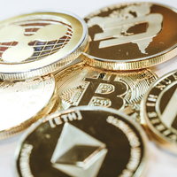 アルトコインに埋もれた金色のビットコイン（仮想通貨）の写真