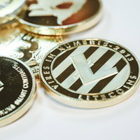 テーブルに無造作に置かれた仮想通貨のアルトコインの写真