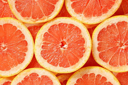 輪切りにしたグレープフルーツの断面写真