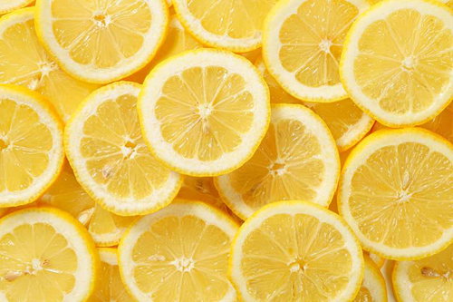 鮮やかな黄色の輪切りレモンの断面と種が見える素材