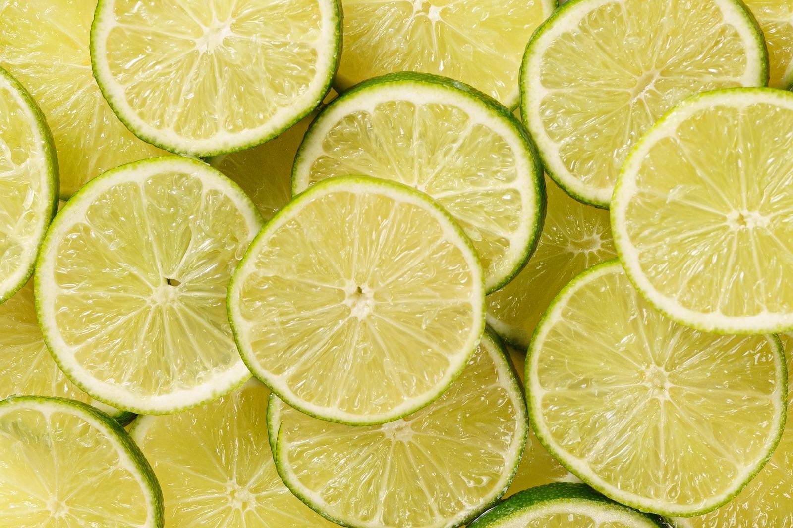 新鮮なライムを薄く輪切りにしたスライスが重なり合って並んでいる