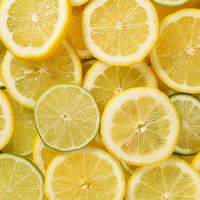 黄色と緑色に輪切りにしたレモンとライムの断面の写真