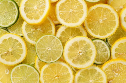 黄色と緑色に輪切りにしたレモンとライムの断面