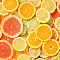 オレンジやレモン、ライムなど輪切りにした柑橘類の写真