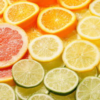グレープフルーツやレモンなどの柑橘類のカットフルーツの写真
