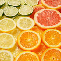 色鮮やかに並べられたカットフルーツの輪切りの写真