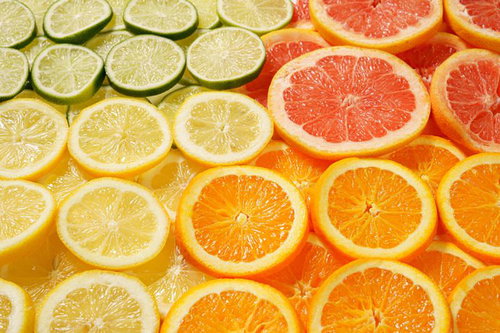 色鮮やかに並べられたカットフルーツの輪切り